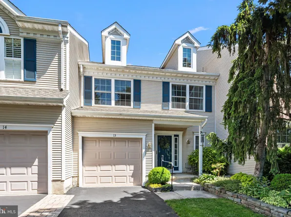13 Honey Locust Ln, Newtown, PA 18940