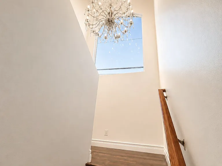 19462 Harding Ln — Photo 17