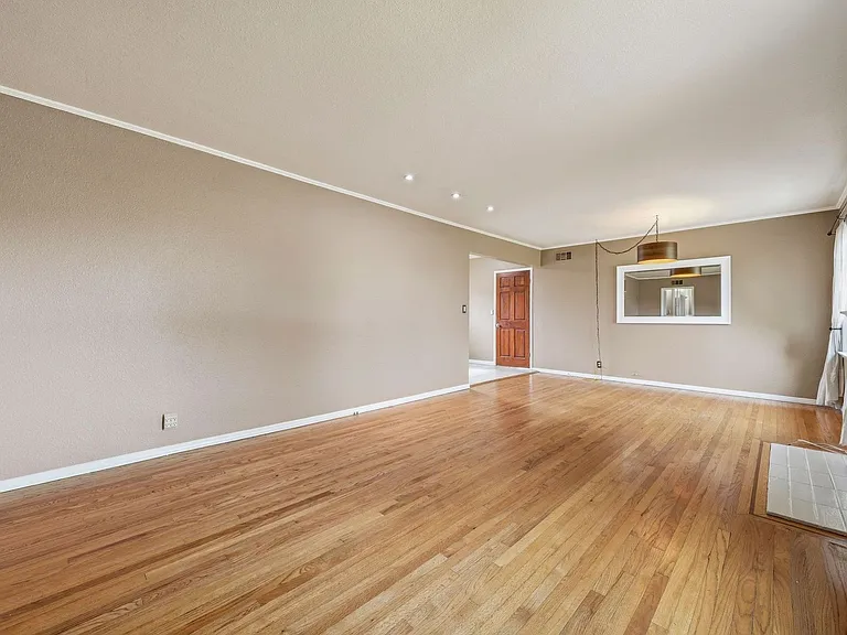 345 N Shattuck Pl — Photo 3