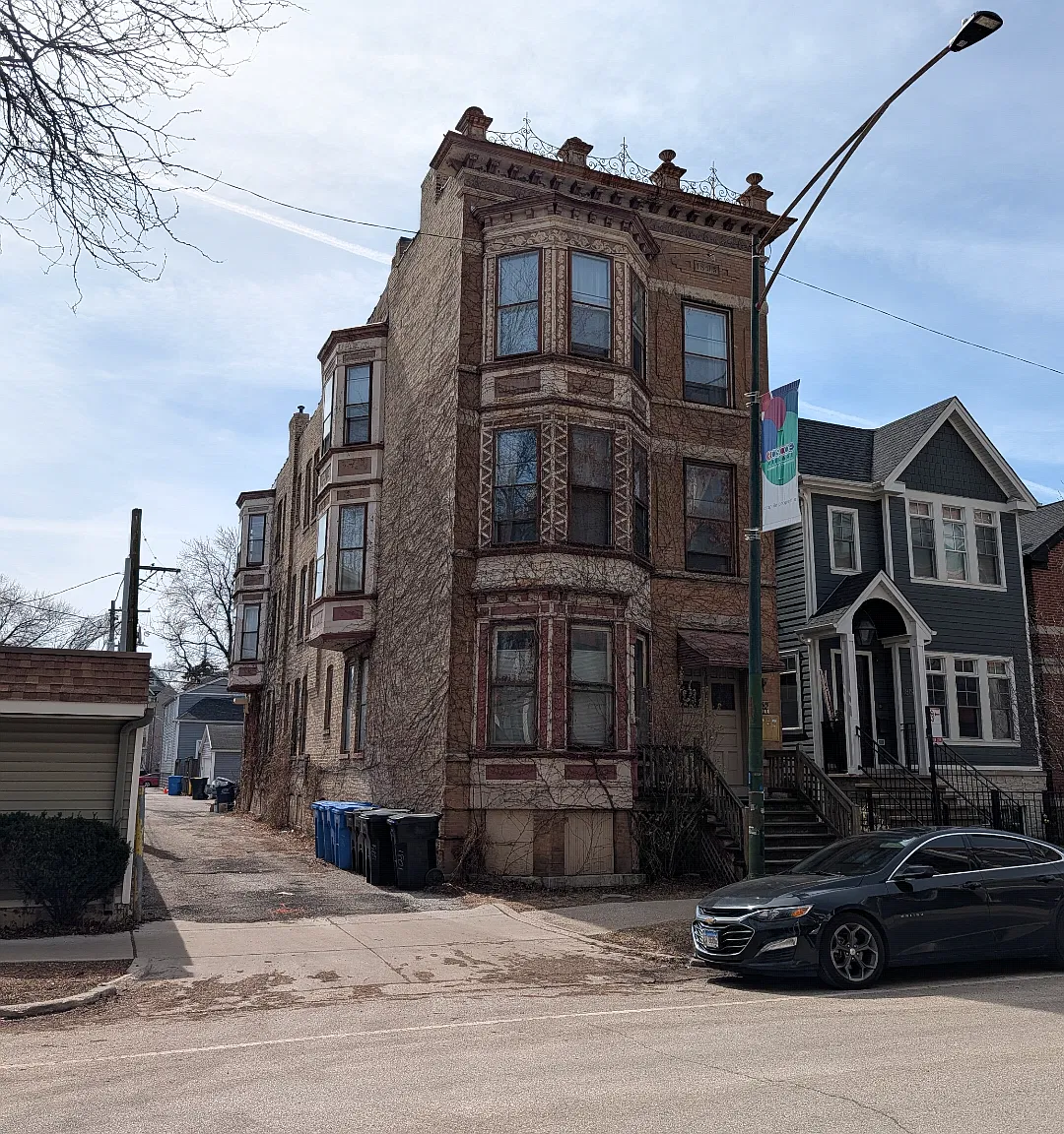 1815 W Roscoe St — Photo 2