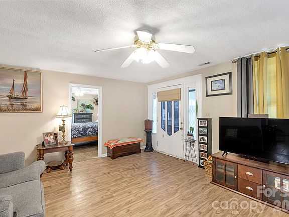 5th image of 153 Walnut St