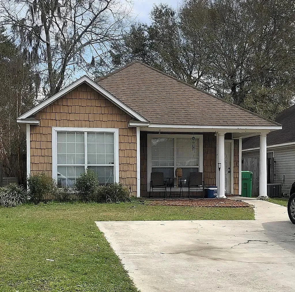 3 bed, 1221 sqft, $1,395 — Photo 1