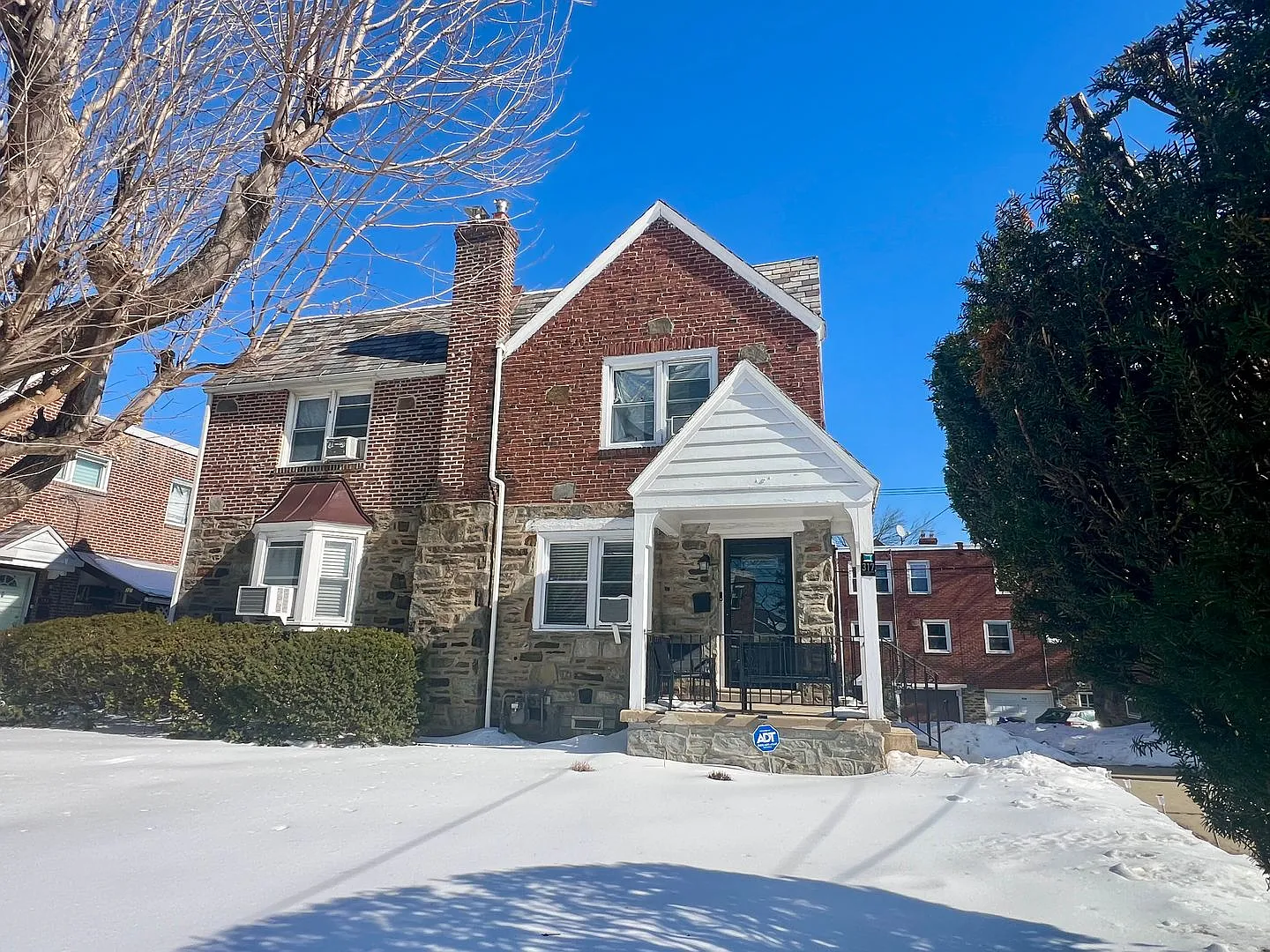 Stunning 3-Bed Twin Home in Lansdowne! Available May 1st! — Photo 2