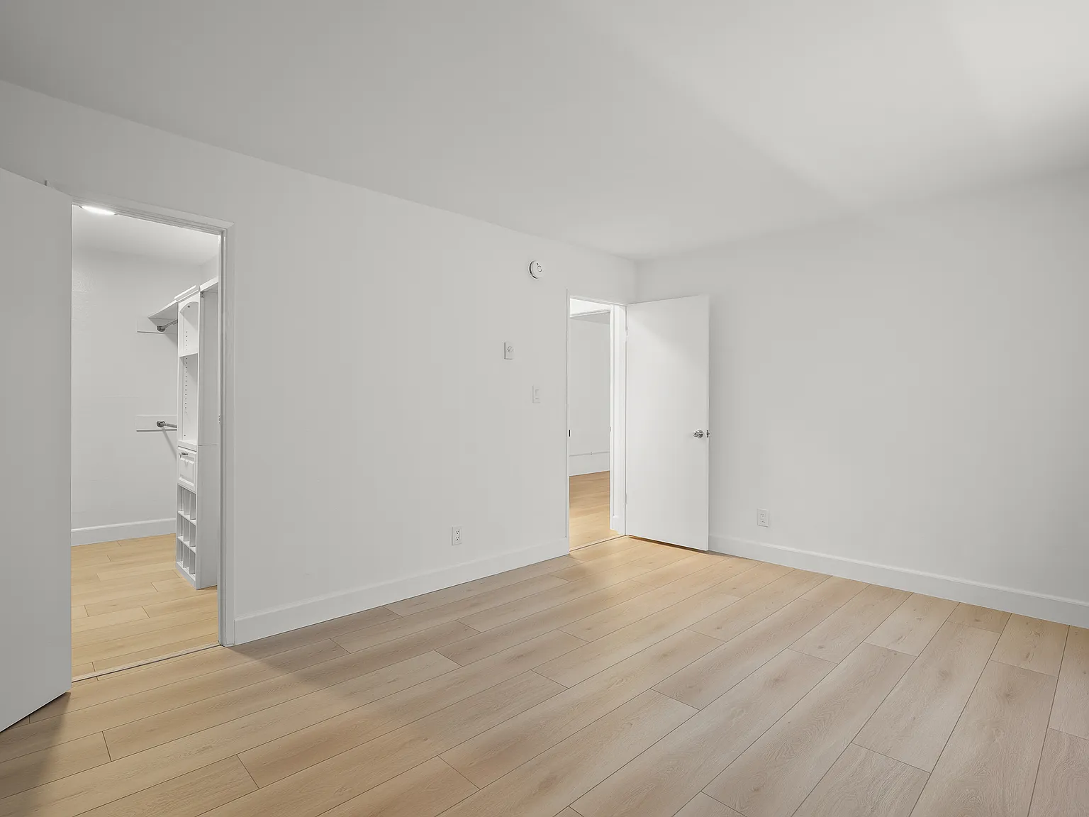 Big 1 Bedroom with LOTS of closet space — Photo 4