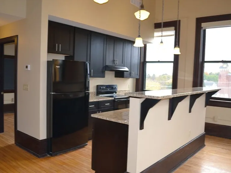 300 N Lowell Ave — Photo 1