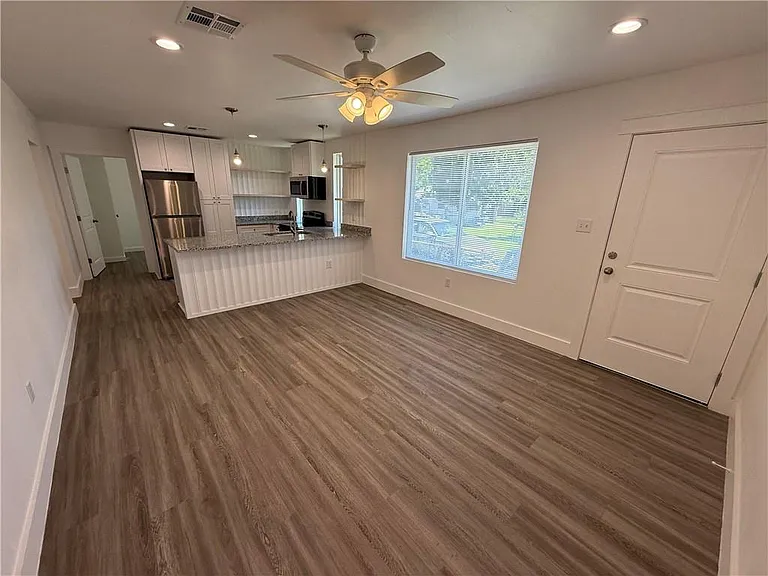 717 N Woodlawn Ave — Photo 3