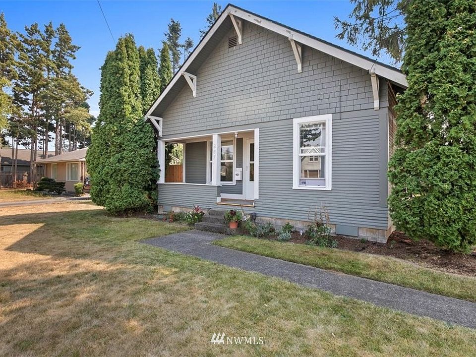 Lynden corner lot, with plentiful sunshine, warm neighborhood, moments from multiple parks