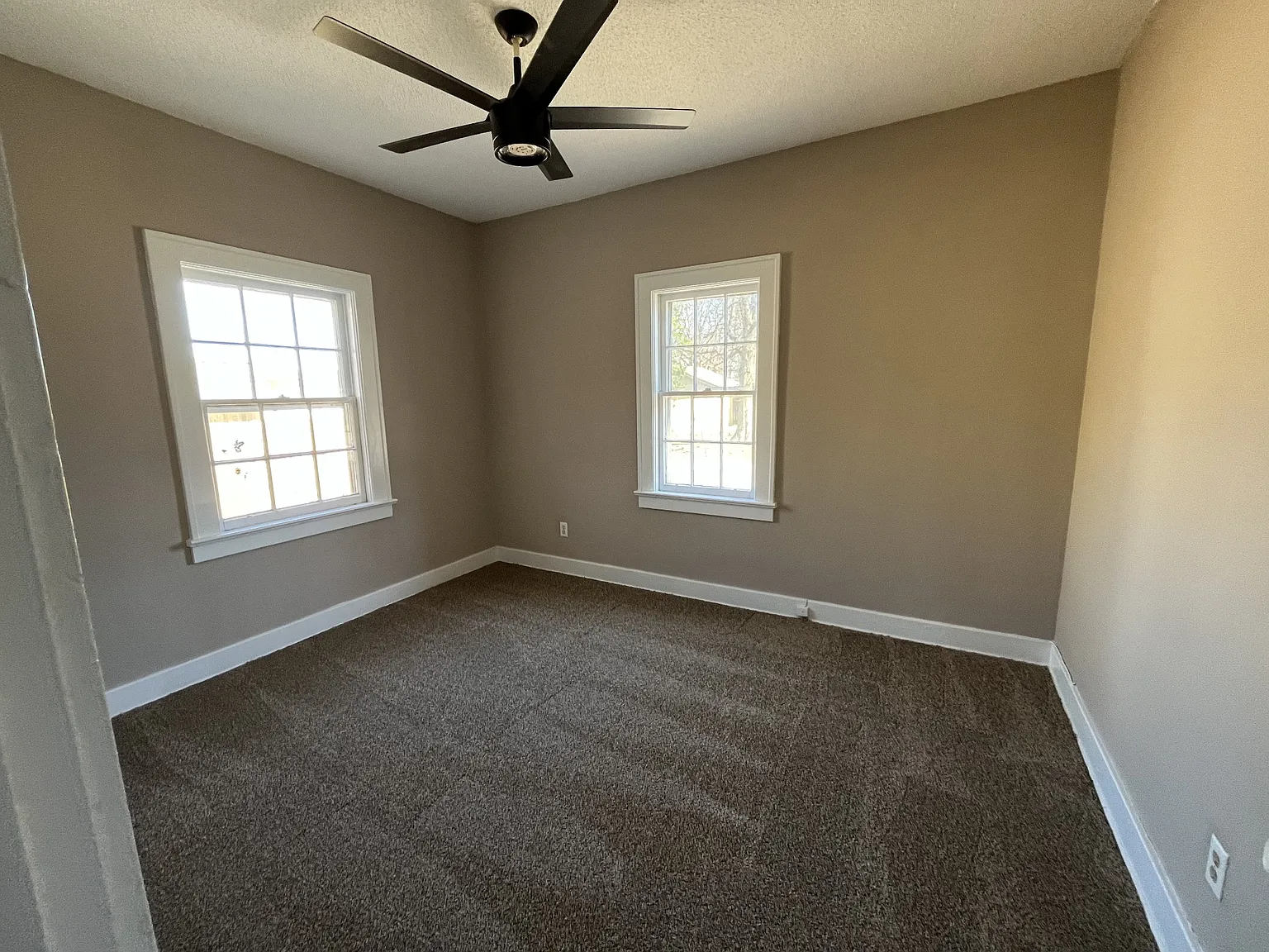 3 bed, 1.0 bath, 1250 sqft, $1,550 — Photo 3