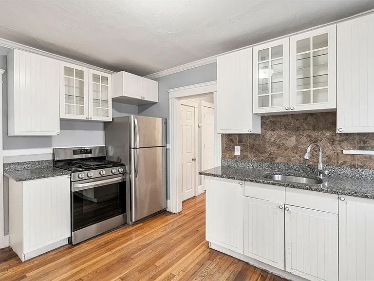 193 Florence St #1R — Photo 4