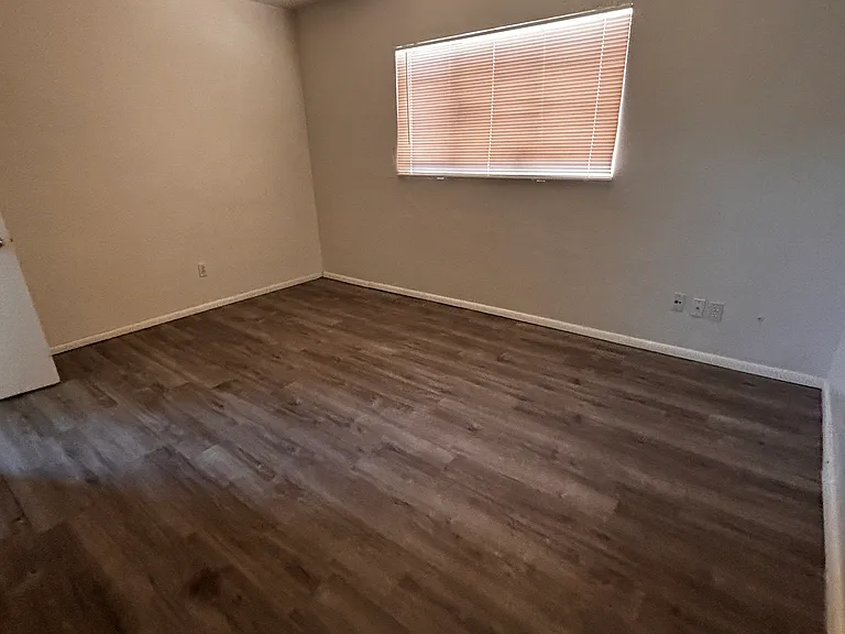 1431 W 7th St — Photo 13