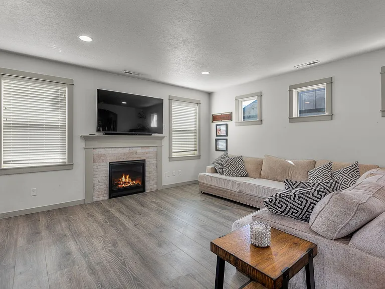 4476 SW Salmon Pl — Photo 10