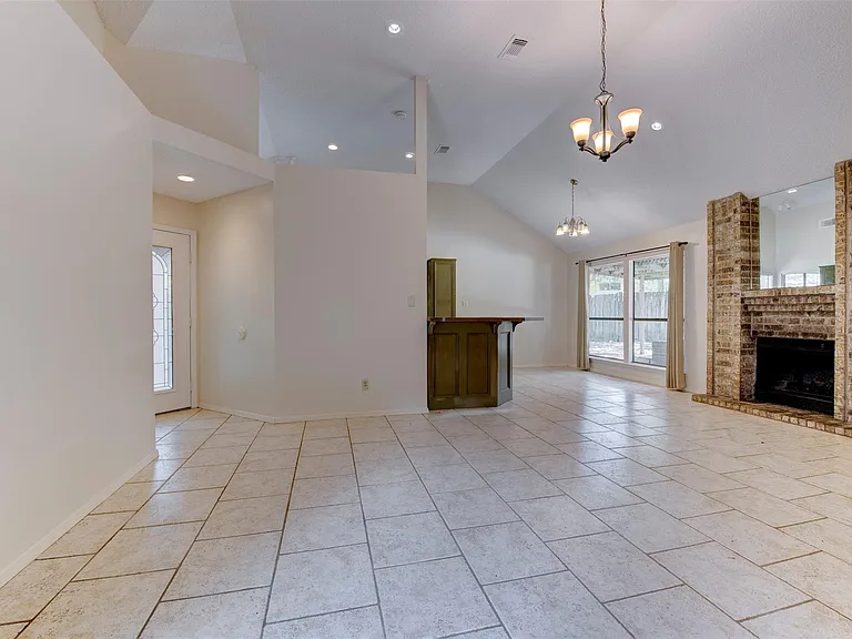 1906 Woodhue Dr — Photo 4