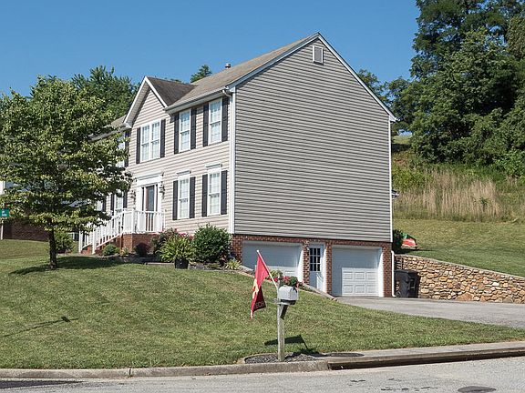 3rd image of 2501 Fountain Ln