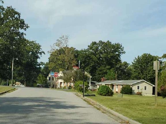 4th image of 46066 Warwick Dr