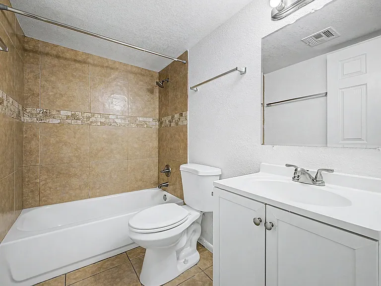 Twin Palms Apartments — Photo 12