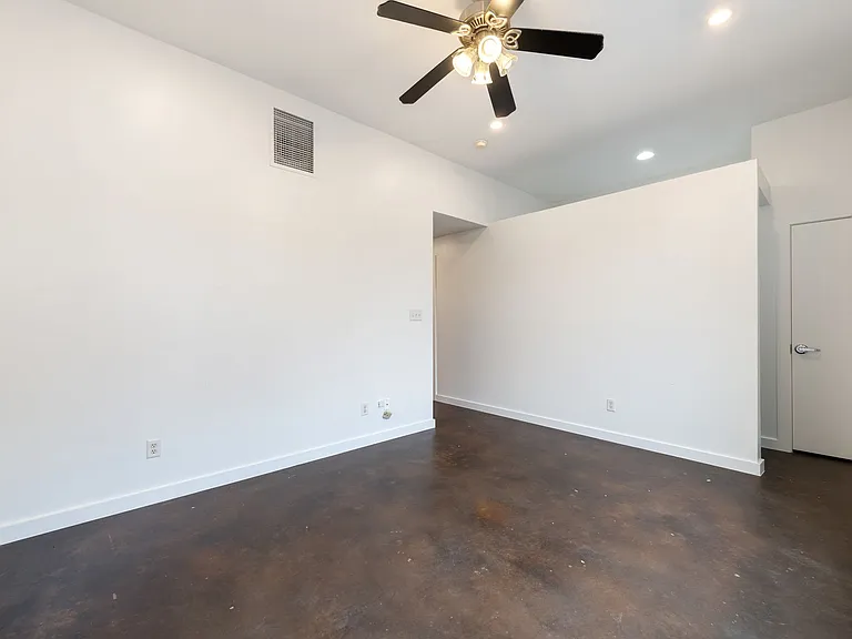 2601 East 7th Street — Photo 15