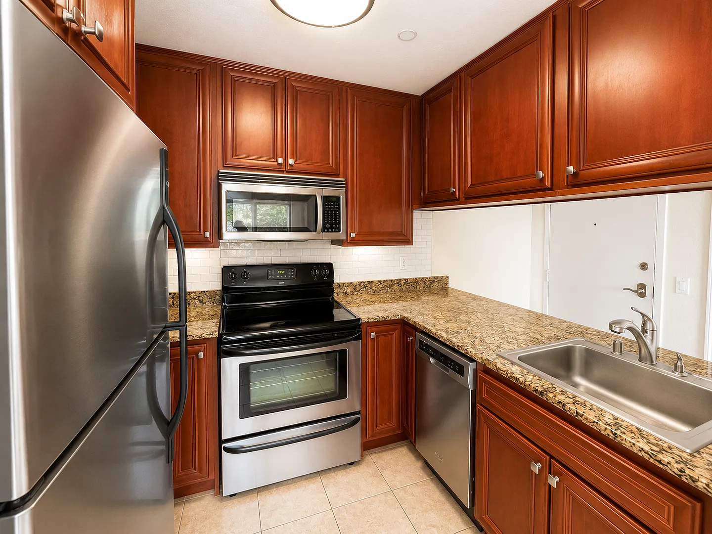 Charming 1 Bedroom Condo in Prime Hillcrest Location Available Now! — Photo 2