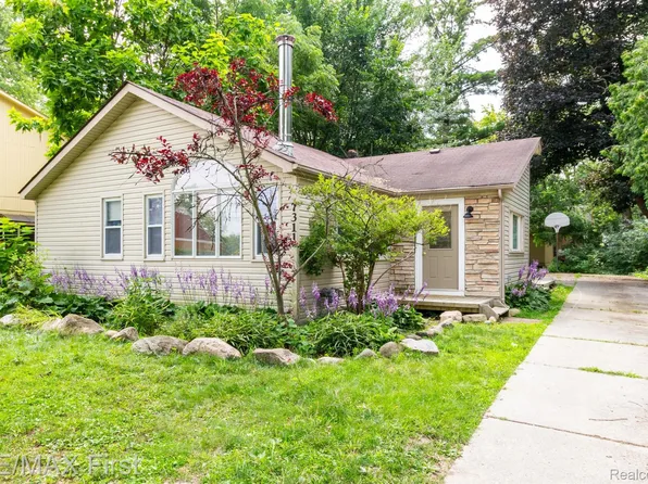 7311 Colony Dr, West Bloomfield, MI 48323