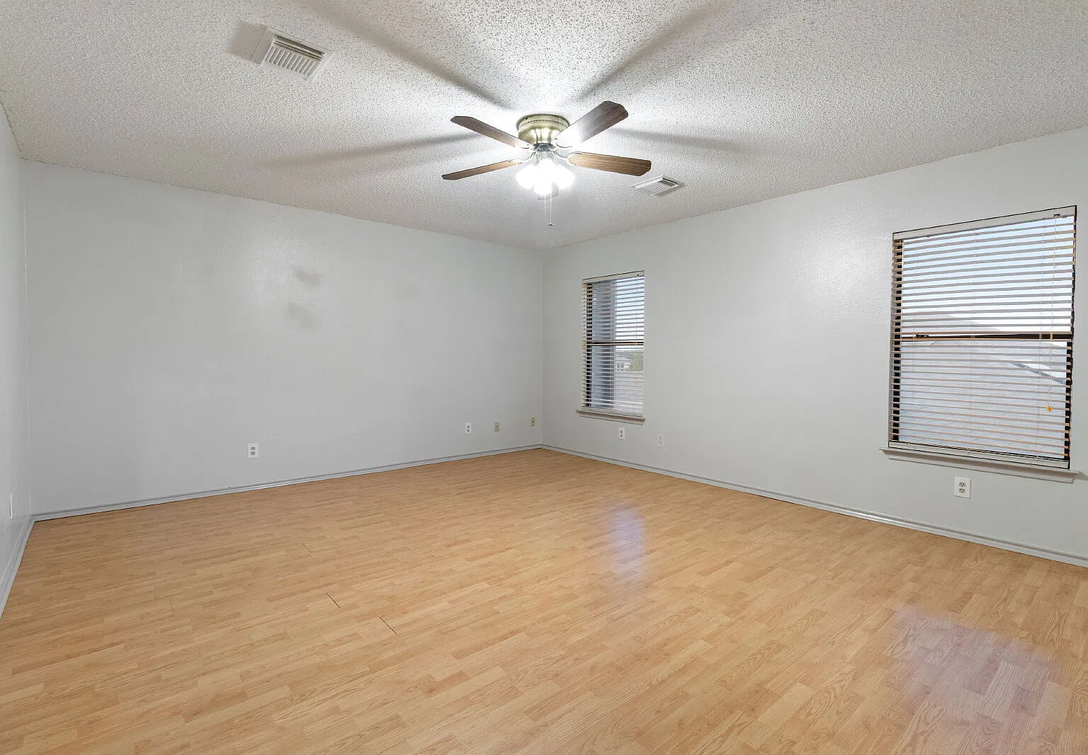 3 bed, 2.5 bath, 2856 sqft, $1,860 — Photo 4