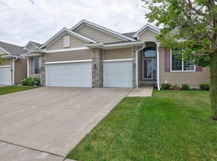 10208 Coventry Cir, Johnston, IA 50131