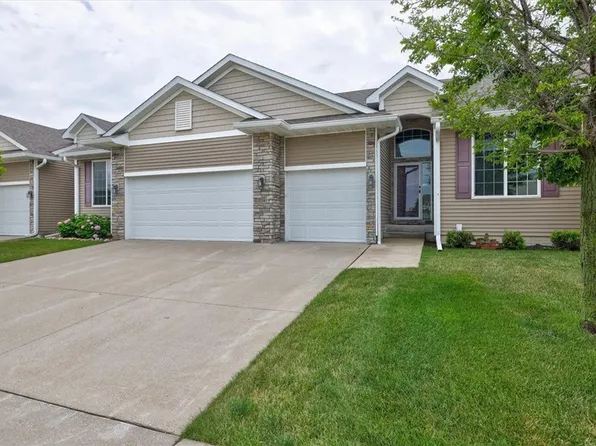 10208 Coventry Cir, Johnston, IA 50131