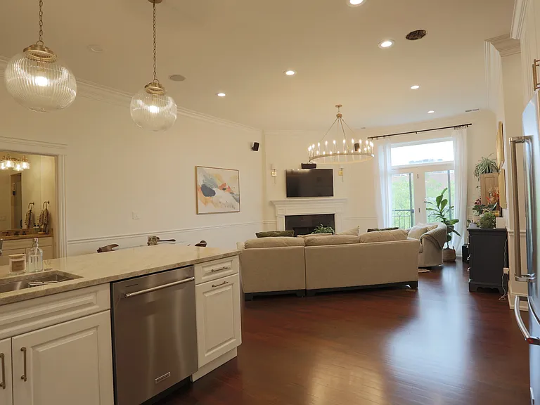 2401 N Janssen Ave #408 — Photo 4
