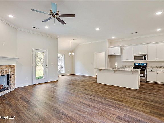 5th image of 557 Silver Hill Dr