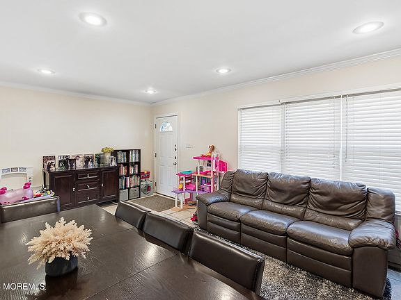 4th image of 172 Williamsburg Lane