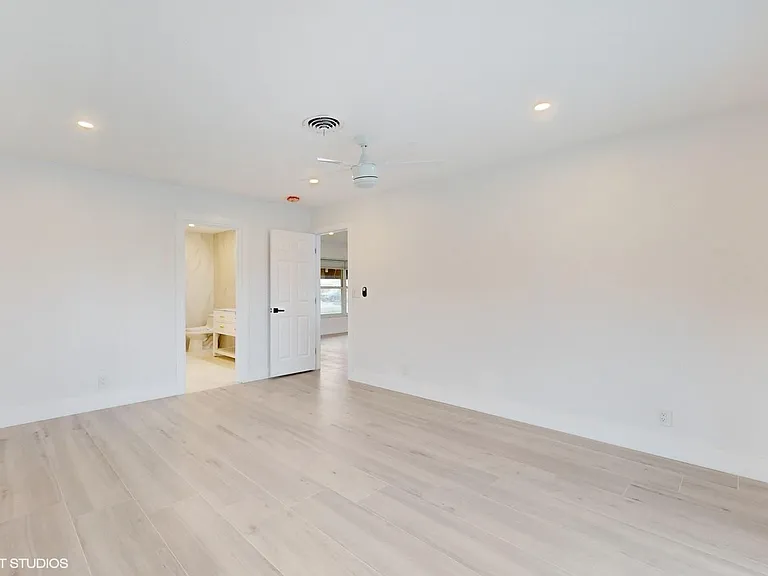 4761 NE 28th Ave — Photo 25