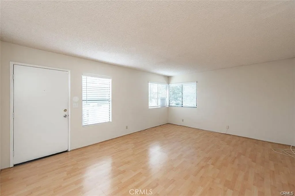 3 bed, 1192 sqft, $3,700 — Photo 4