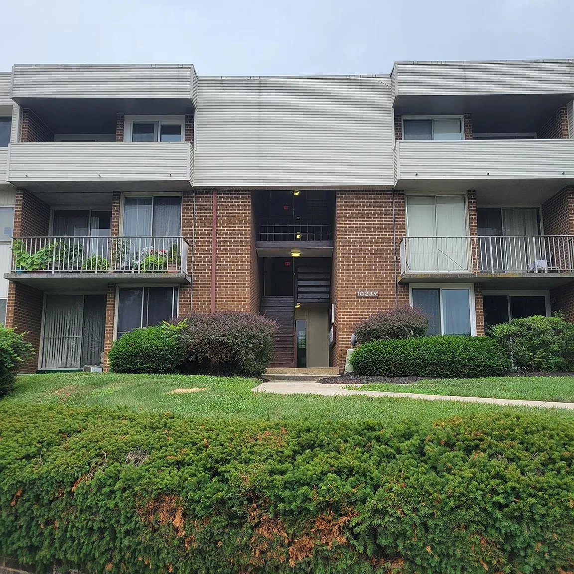 Pines Condominium — Photo 1