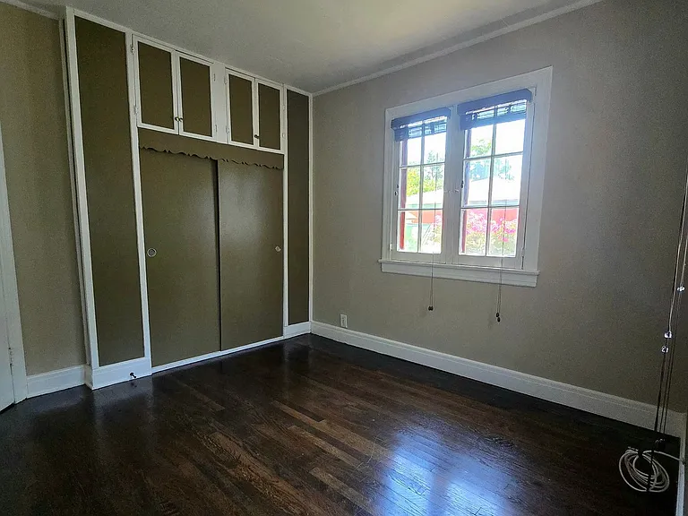 1692 N Marengo Ave — Photo 12