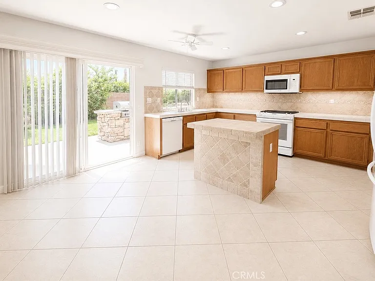 1695 Larkspur Ln — Photo 6
