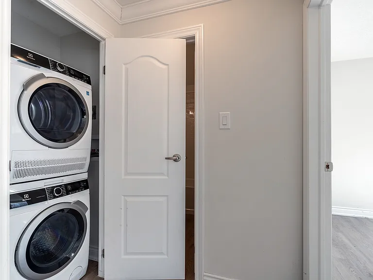 2194 King St E #106 — Photo 5