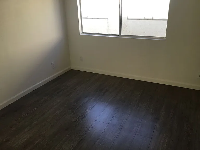 COMPLETELY REMODELED TOWNHOUSE FOR RENT — Photo 8