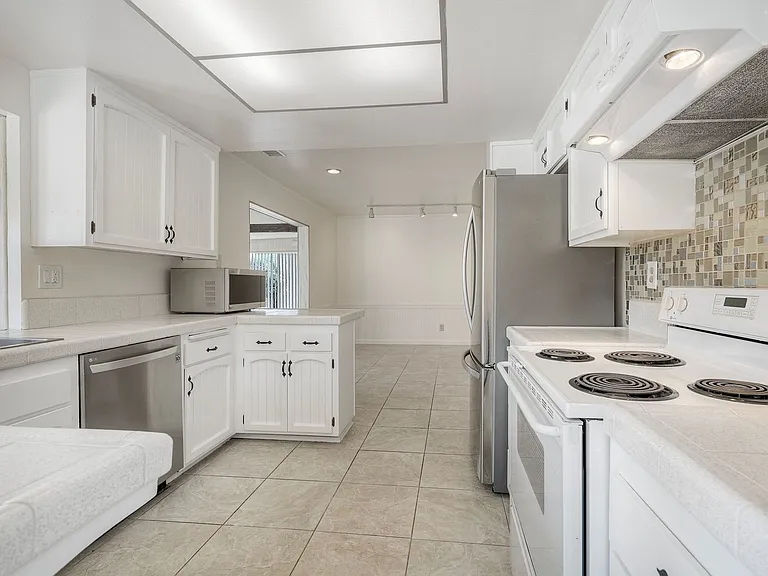 749 Highland St — Photo 2