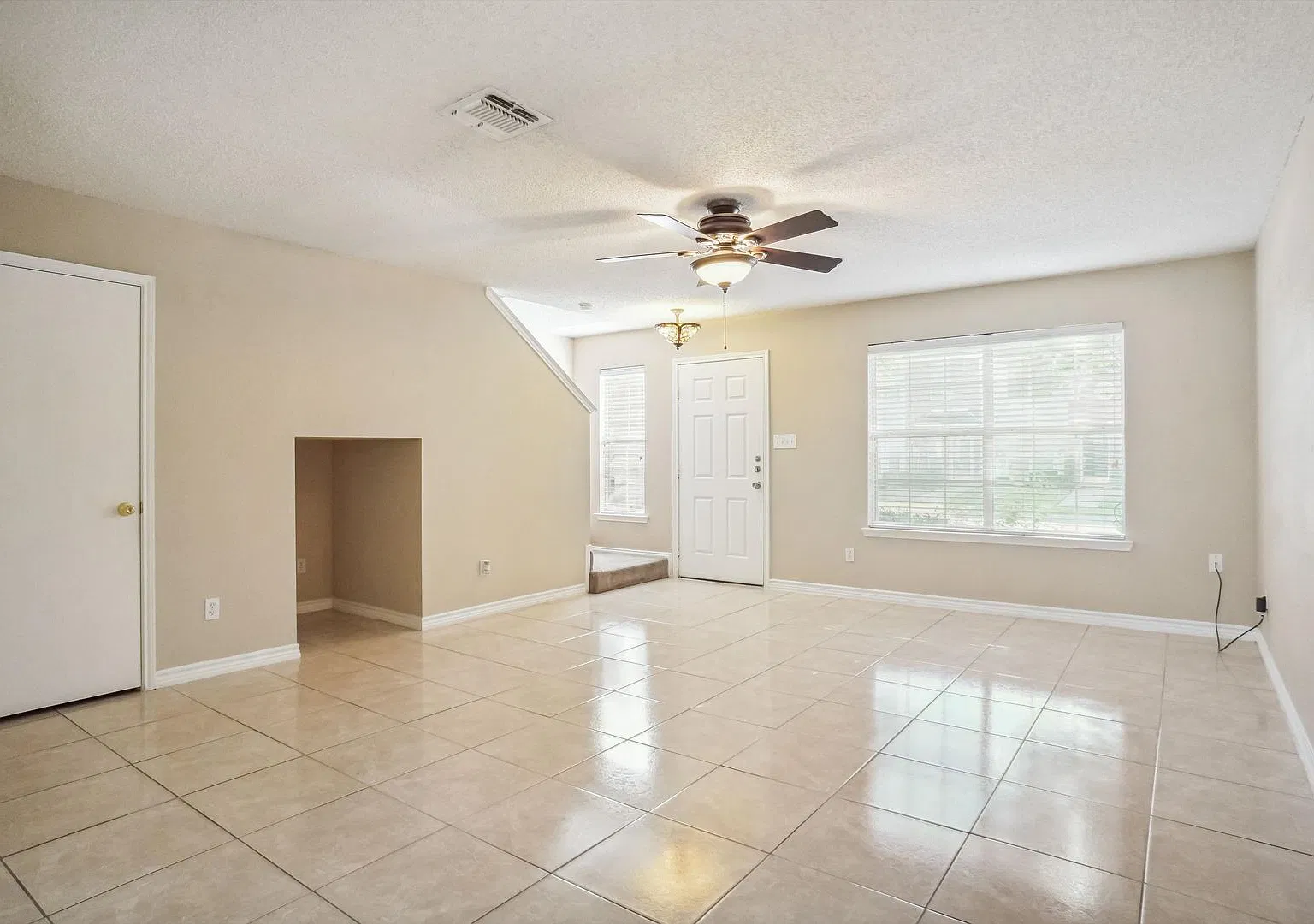 Beautiful Townhome for Lease — Photo 3