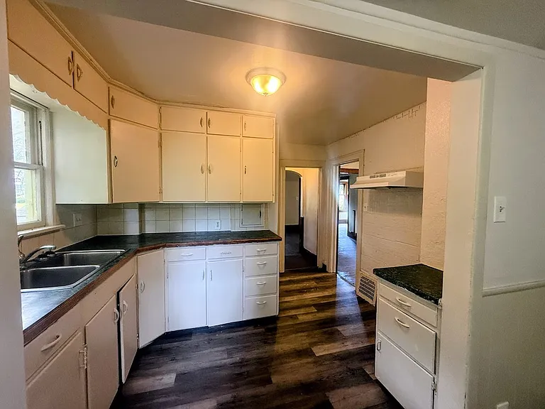325 Grace Ave — Photo 12