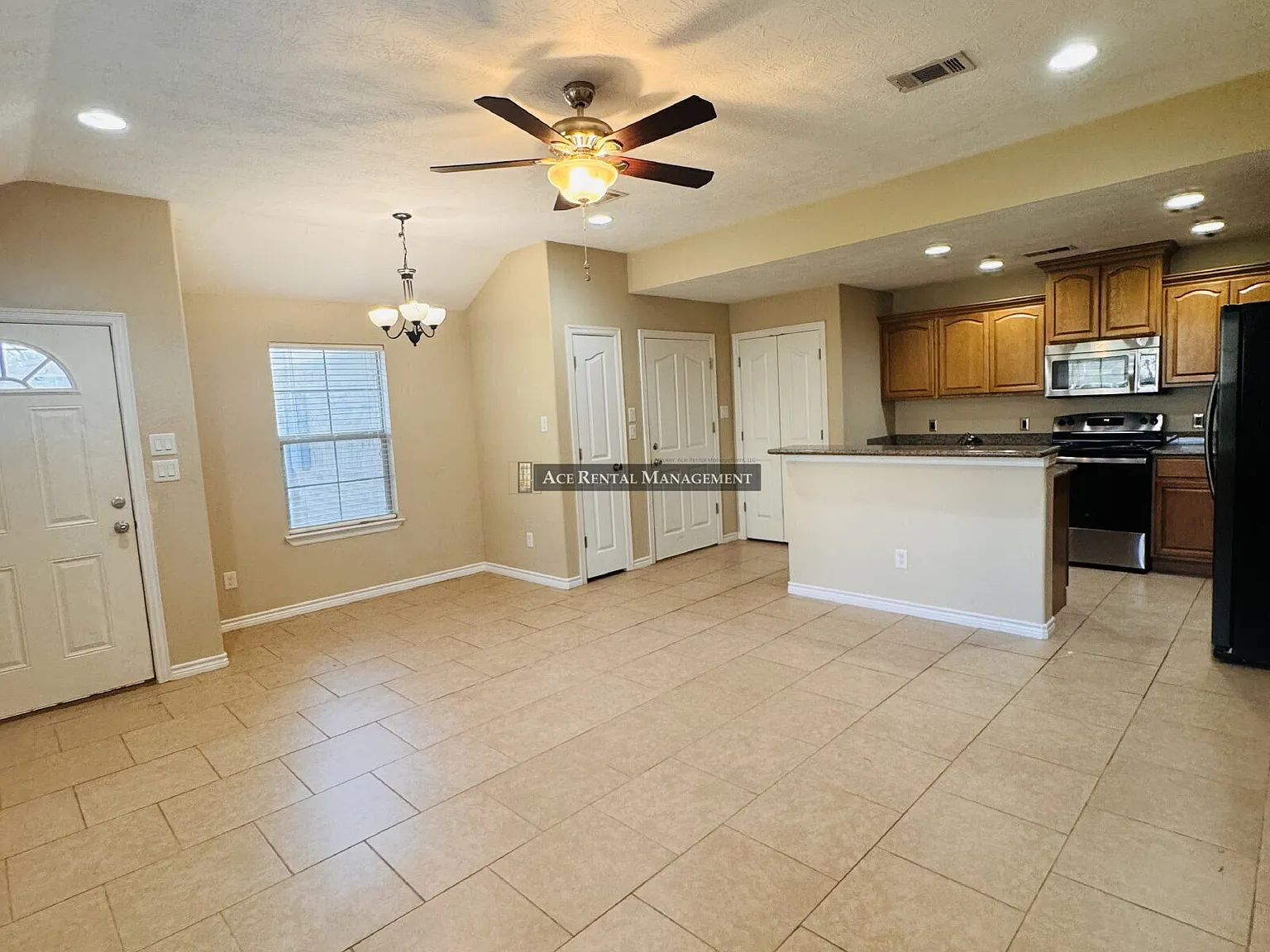 Charming 3-Bed Haven with Granite Elegance in Nederland Your Perfect Retreat! — Photo 3