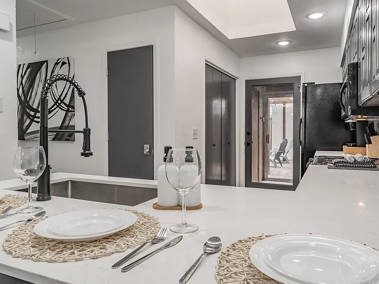 8901 Thompson Cir — Photo 28