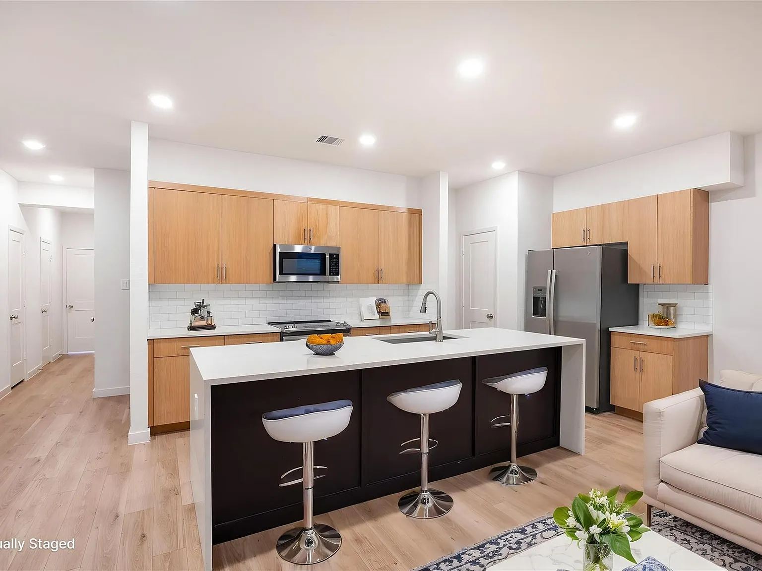 3 bed, 2.5 bath, 1685 sqft, $1,799 — Photo 3