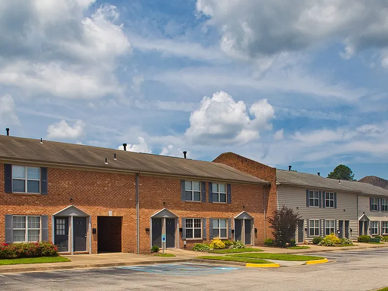 Emerald Point Apartments & Townhomes — Photo 19