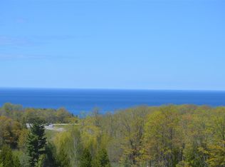 920 Hotchkiss Cir, Petoskey, MI 49770