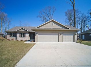 2707 Red Fox Ln, Manitowoc, WI 54220