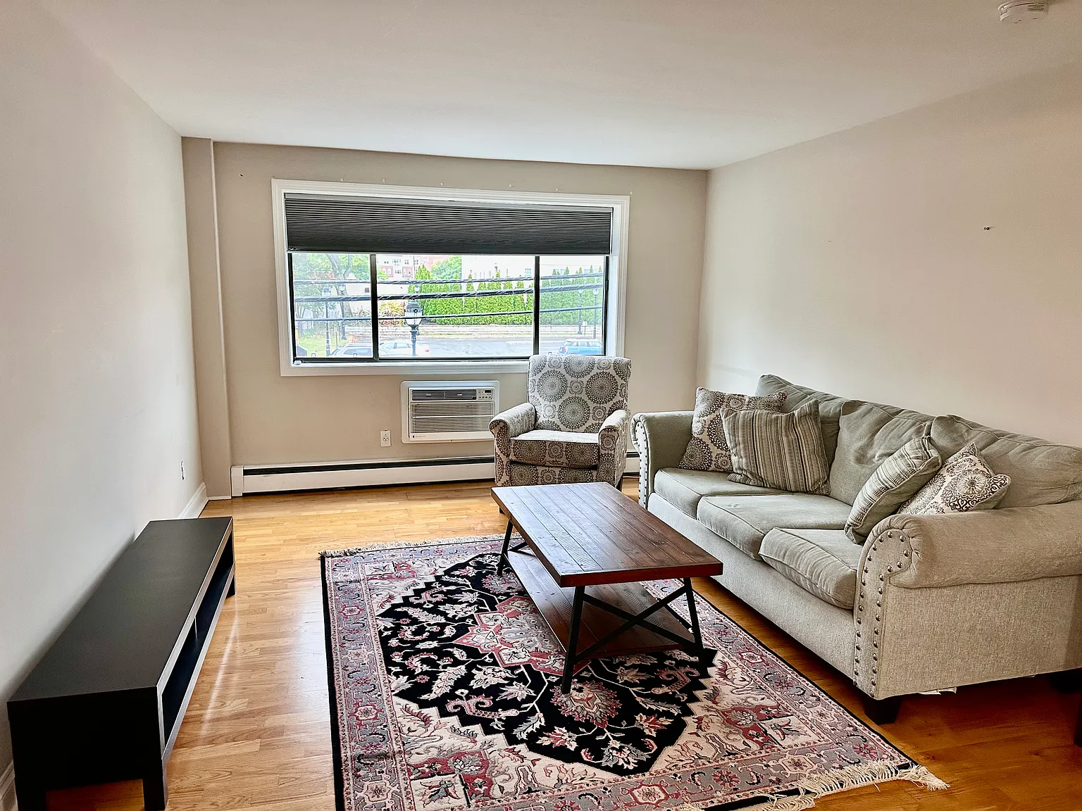 2 bed, 812 sqft, $2,400 — Photo 2