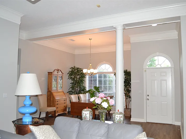 109 Stratford Dr — Photo 3