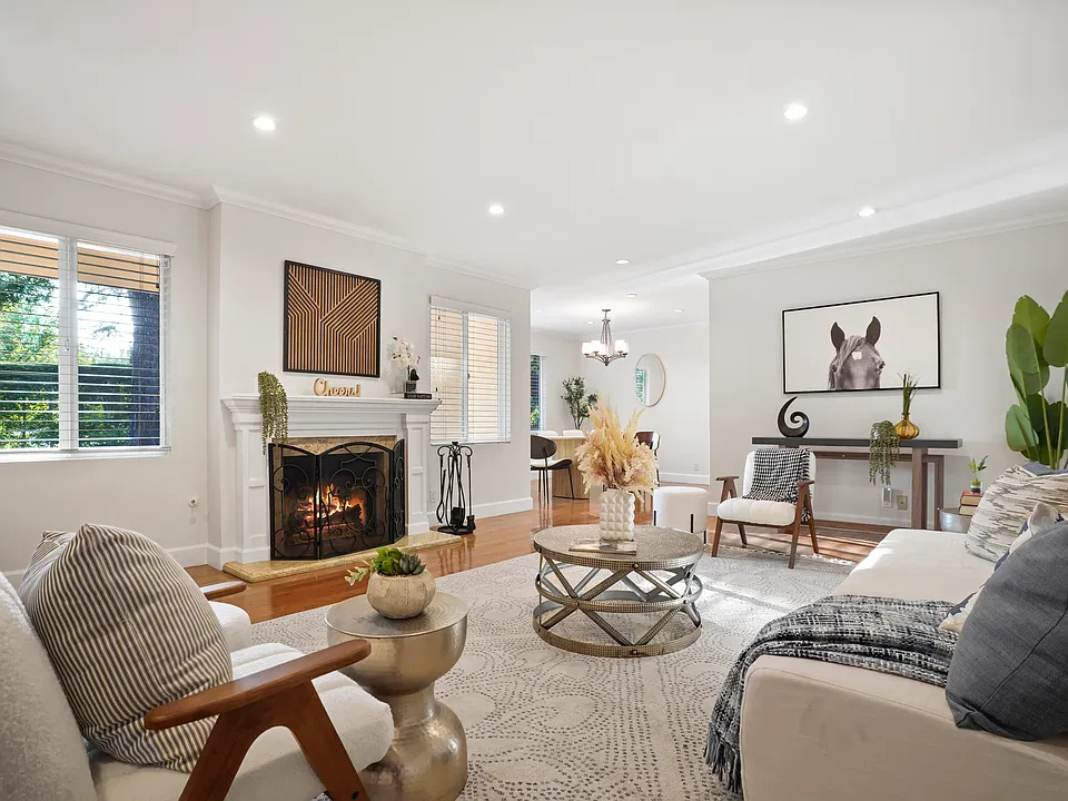 2452 N Altadena Dr
