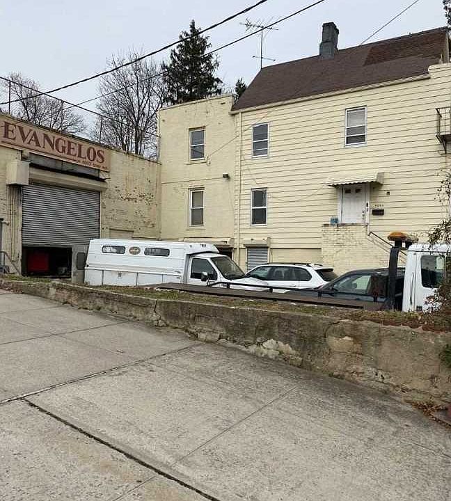 2nd image of 4003-4005 Dyre Ave