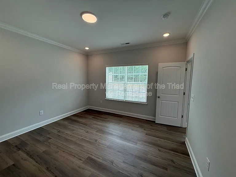 111 Oakdale Forest Ln — Photo 8