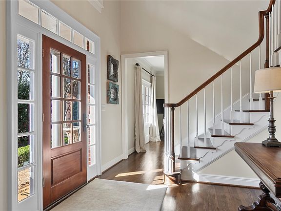 4th image of 1402 Lexington Ln